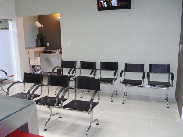 Sala de espera de clínica com longarinas de couro natural Supreme