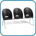 Cadeira Gogo Basic em longarina cromada. Seu design se integra aos mais diversos ambientes como reas de comunicao, restaurantes, salas de treinamento, reas de lazer, copas, lanchonetes e cafs, entre outros. Por ser injetada em polipropileno,  de fcil limpeza e manuteno e extremamente resistente. Disponvel tambm com estrutura fixa preta, prata ou cromada.
